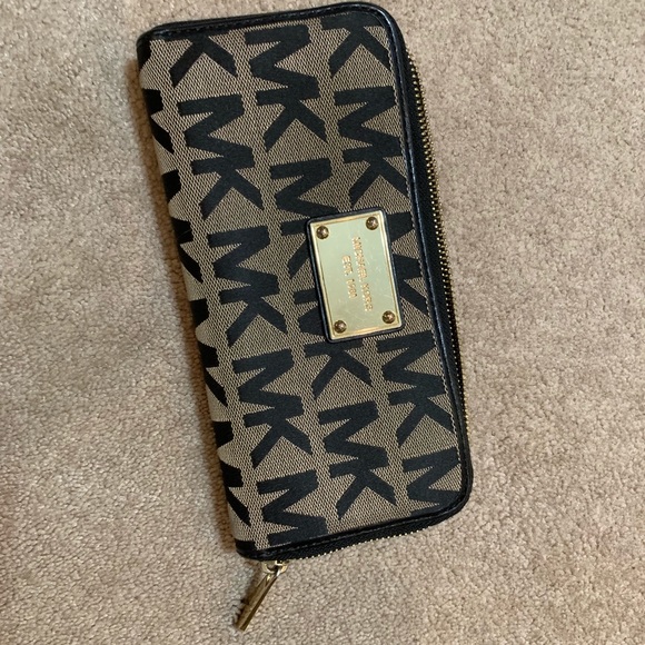 Authentic Micheal Kors Wallet - Picture 1 of 2